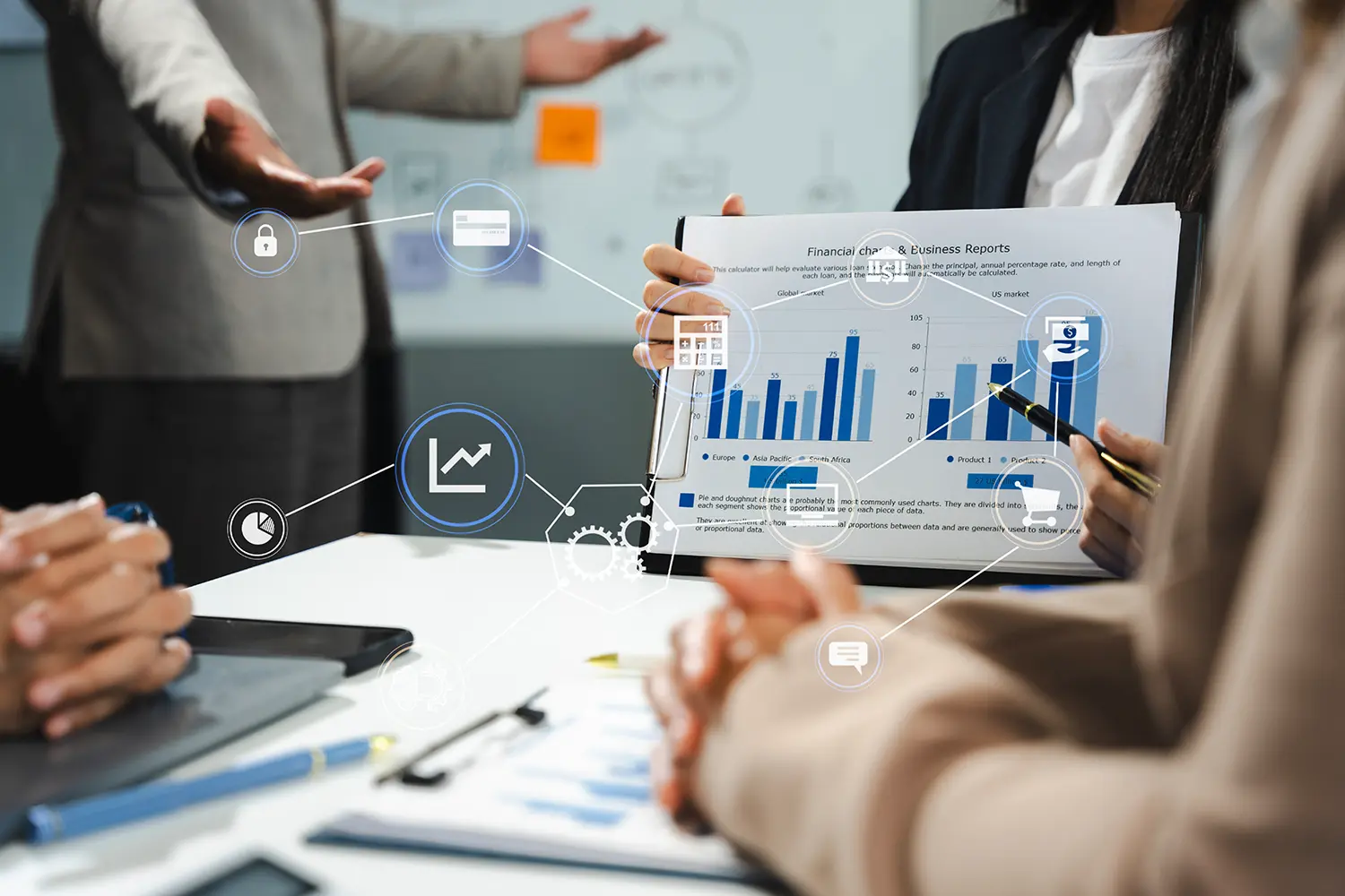 Vier Personen sind in einem Meeting. Die Nahaufnahme ist durch Grafiken ergänzt.